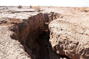 فرونشست سالانه تا ۲۵ سانتی‌متر نشانه فروپاشی آبخوان‌هاست/ برداشت آب‌های زیرزمینی باید ۱۵ میلیارد مترمکعب کاهش یابد