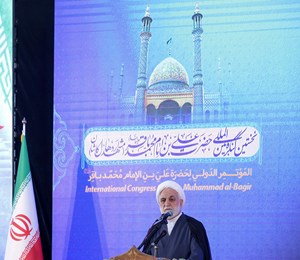 دشمن از مردم ایران می ترسد و تلاش می کند مردم در صحنه نباشند